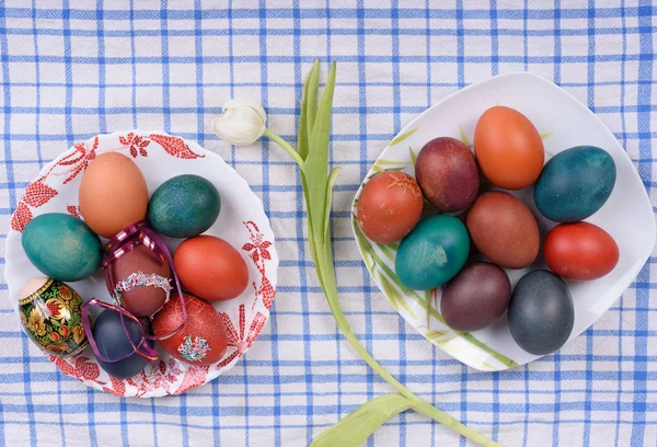 Пасхальные яйца на тарелки — стоковое фото