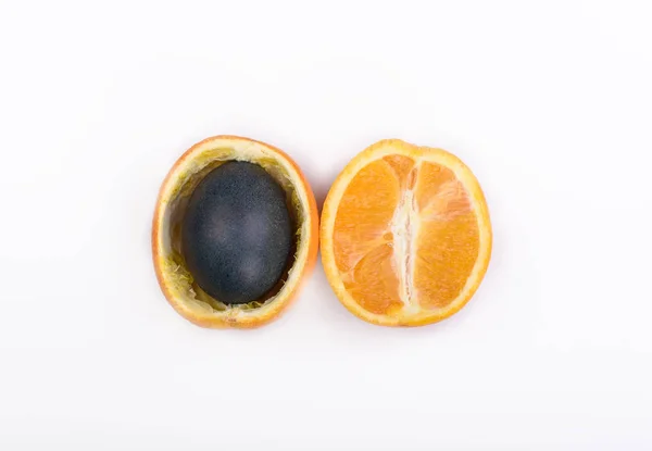 Blaues Osterei in einer Orangenhälfte — Stockfoto