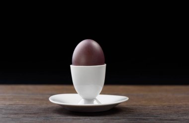 Paskalya kırmızı-kahverengi yumurta