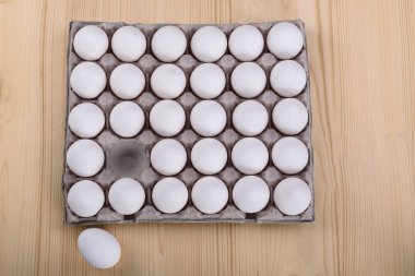 Bir karton ambalajlama beyaz tavuk yumurta, bir arka plan üzerinde olduğunu