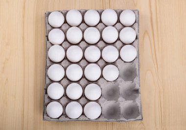 Beyaz tavuk yumurtası boş alanı olan bir karton kutu içinde