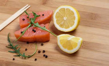 Somon dilimleri ve yemek çubukları