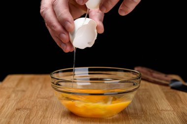 Bir kasede yumurta sarısı.