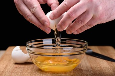 Erkekler elleri boş yumurta kabuğu üzerinde bir chopp yatıyor bir yumurta kabuğu'nu açın