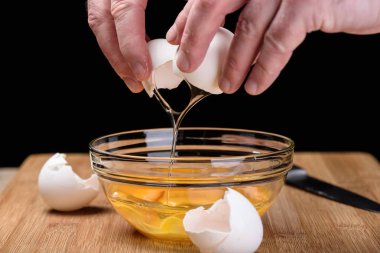 Yumurta kabuğu yarısı erkek elinde