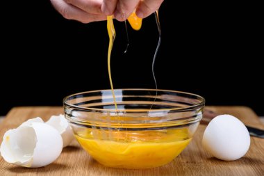 Bir kaseye yumurta sarısı ve tavuk yumurtası protein drain