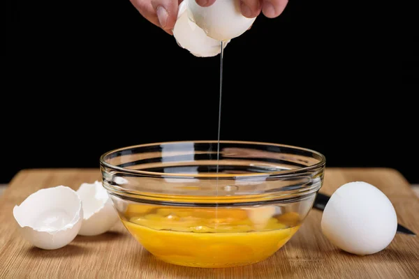 Яйцо белое течёт в миску — стоковое фото