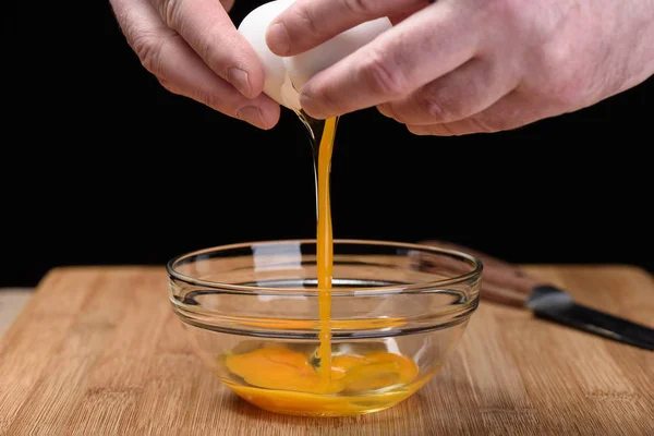 Руки откройте яичную скорлупу — стоковое фото