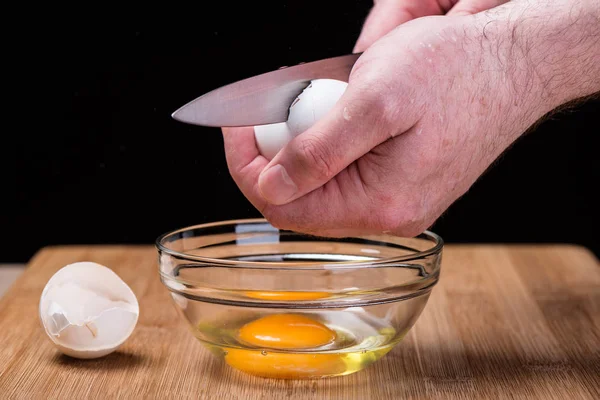 Die Zerstörung der Eierschale. Eigelb in einer Glasschüssel. — Stockfoto