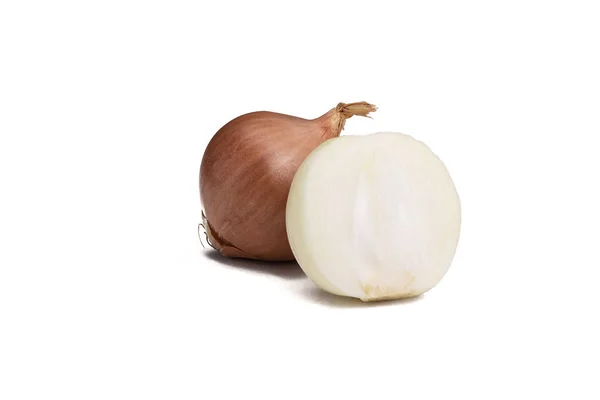 Cebula i połowę cebuli na białym tle — Zdjęcie stockowe