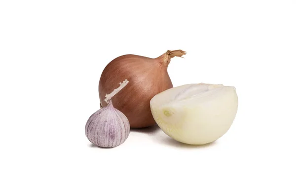 Halbe Zwiebel, Zwiebel mit Knoblauch isoliert auf weißem Hintergrund — Stockfoto