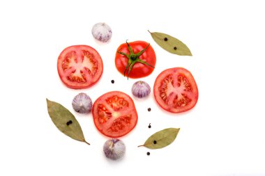 Domates, defne yaprağı, biber ve sarımsak dilimleri