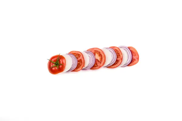 トマト、玉ねぎ、赤玉ねぎのリングの交替 — ストック写真