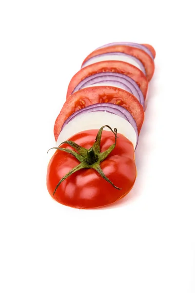 选择性对焦。西红柿、洋葱和红洋葱圈. — 图库照片