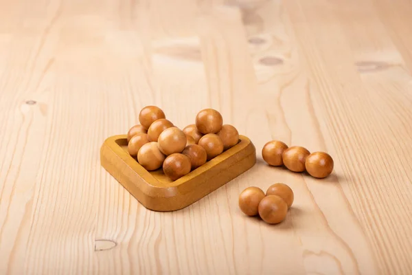 Pirámide de madera desmontada rompecabezas tridimensional de bolas . — Foto de Stock