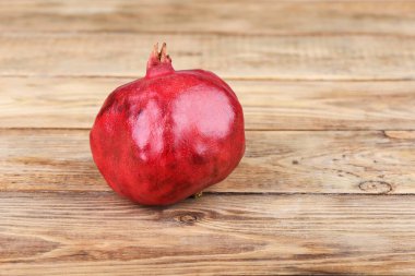 Olgun nar meyve ahşap bir masa üzerinde.