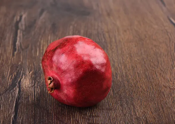 木製のテーブルに熟したザクロの果実. — ストック写真