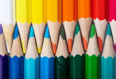 İki sıra renkli kalem kapat..