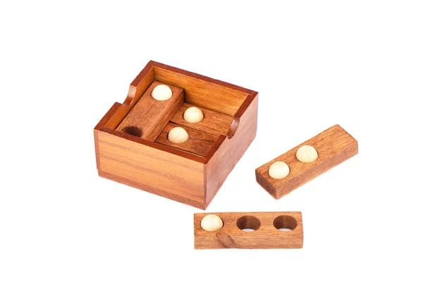 Houten puzzel geïsoleerd op een witte achtergrond. Puzzelballen en gaten. — Stockfoto