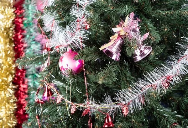 選択的フォーカス。ピンクの鐘で飾られたクリスマスツリーキリスト — ストック写真