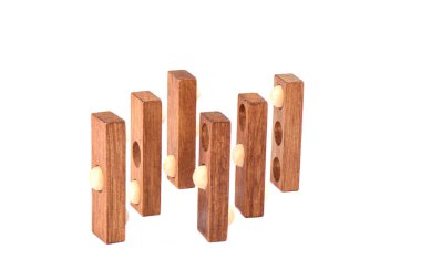 Beyaz bir arka plan üzerinde izole ahşap puzzle. 