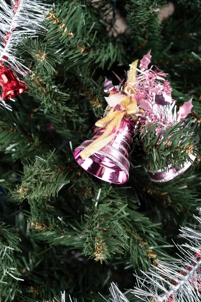人工トウヒの枝の上のクリスマスピンクの鐘. — ストック写真