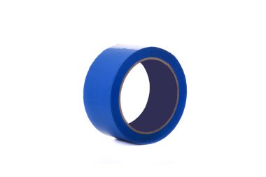 Beyaz arka planda izole edilmiş mavi koli bandı rulosu..