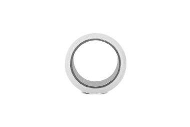 Beyaz arka planda izole edilmiş beyaz bir koli bandı rulosu..