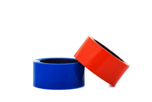白い背景に隔離されたダクトテープの赤と青のロール. — ストック写真