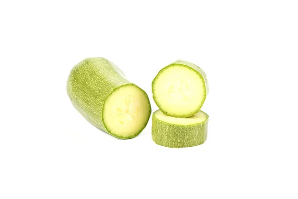 Zucca matura verde tagliata a fette isolata su fondo bianco . — Foto Stock