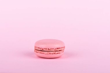 Pembe badem kurabiyesi pembe arka planda izole edilmiş..