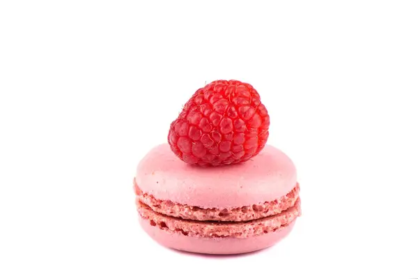 Pink macaroon with raspberry isolated on a white background. — Stock Photo, Image