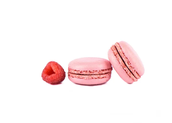 Twee roze macaroon en framboos geïsoleerd op een witte achtergrond. — Stockfoto