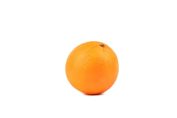 En mogen orange isolerad på vit bakgrund. — Stockfoto