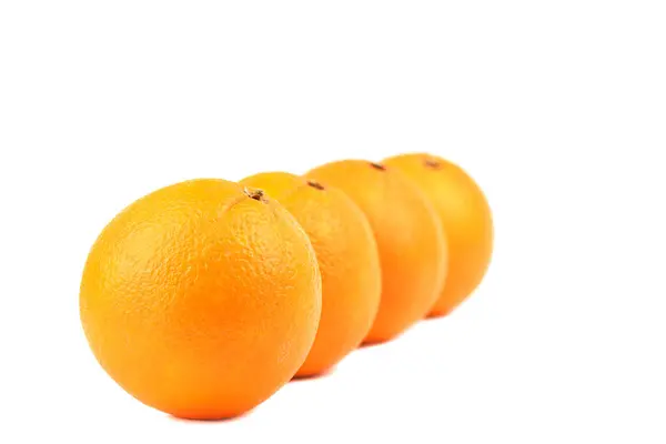 Четыре спелых апельсина изолированы на белом фоне . — стоковое фото