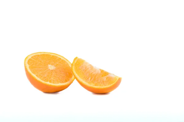 Fette di arancia isolate su fondo bianco . — Foto Stock