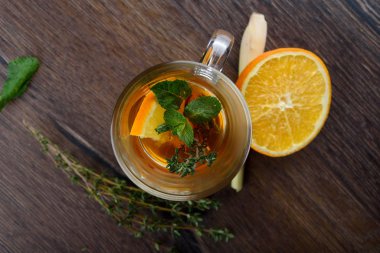 Üst Manzara. Vitamin çaylı cam bardak..