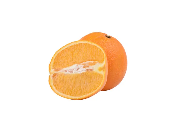 Teljes narancs gyümölcs és szegmense fehér alapon elkülönítve. — Stock Fotó