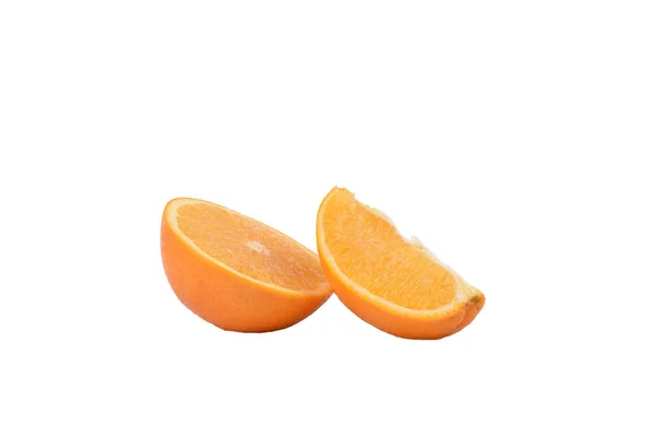 Duas fatias de laranja isoladas em um fundo branco . — Fotografia de Stock