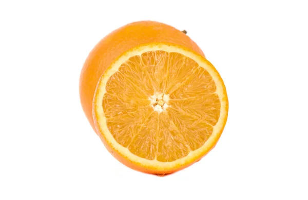 Frutto arancio intero e suo segmento isolato su fondo bianco . — Foto Stock