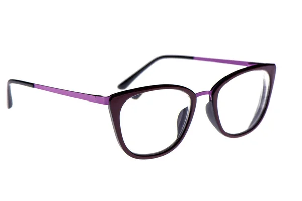 Selectieve focus. Brillen in een violet metalen frame geïsoleerd op een witte achtergrond. — Stockfoto