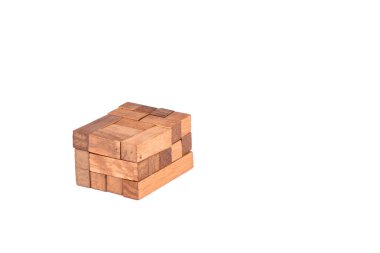 Beyaz arka planda üç boyutlu ahşap pentamino masa oyunu monte edildi.