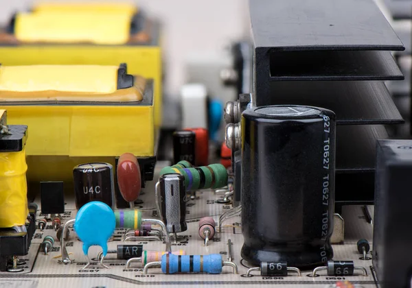 Gros plan sur les résistances, condensateurs et autres composants électroniques . — Photo