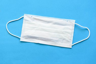 Mavi arka planda tıbbi koruyucu giysi. Toz ve bakteriden koruyucu giysi.