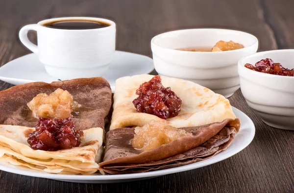 Pfannkuchen Sind Schlicht Und Mit Kakao Pfannkuchen Auf Einem Weißen — Stockfoto