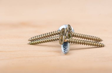 Ahşap arka planda metal vidalar. Kapatın. Boşluğu kopyala.