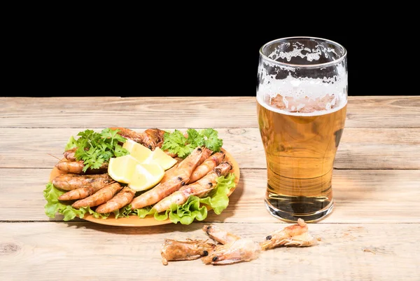 Vidrio Con Cerveza Ligera Sobre Una Mesa Madera Plato Con —  Fotos de Stock