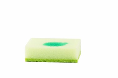 Beyaz arka planda izole edilmiş antiseptik sıvılı mutfak süngeri. Sağlıklı yaşam tarzı.