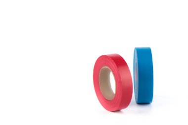 Elektrik kablolarını izole etmek için kırmızı ve mavi izolasyon bantları. Beyaz arka planda izole edilmiş kasetler. Boşluğu kopyala.