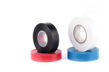 Elektrik kablolarını izole etmek için dört izolasyon bandı. Beyaz arka planda izole edilmiş kasetler. Boşluğu kopyala.